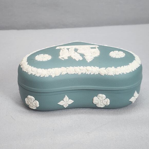 Wedgwood Jasperware Heart-Shaped Trinket Box with Lid in Sage Green - Vintage - Picture 3 of 7